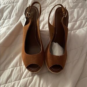 NWT faux suede tan wedges